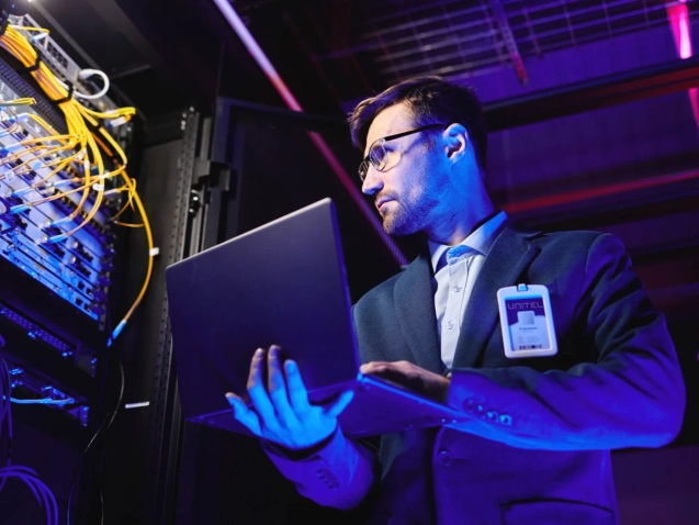 Técnico configurando red de datos