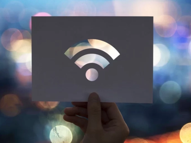 Símbolo de redes inalámbricas recortado contra luces desenfocadas