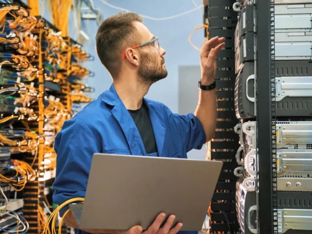 Técnico revisa instalación networking