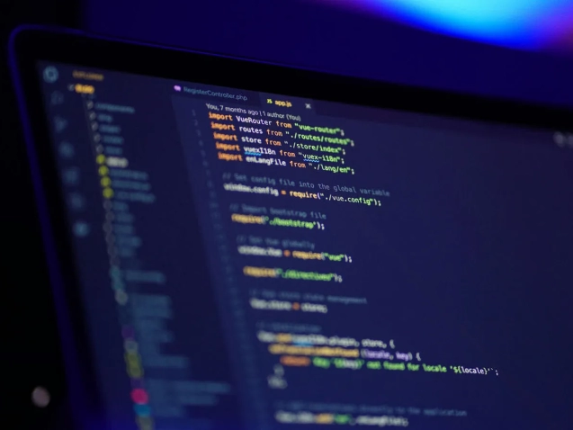 Pantalla de ordenador mostrando el código fuente de programación de una solución de software